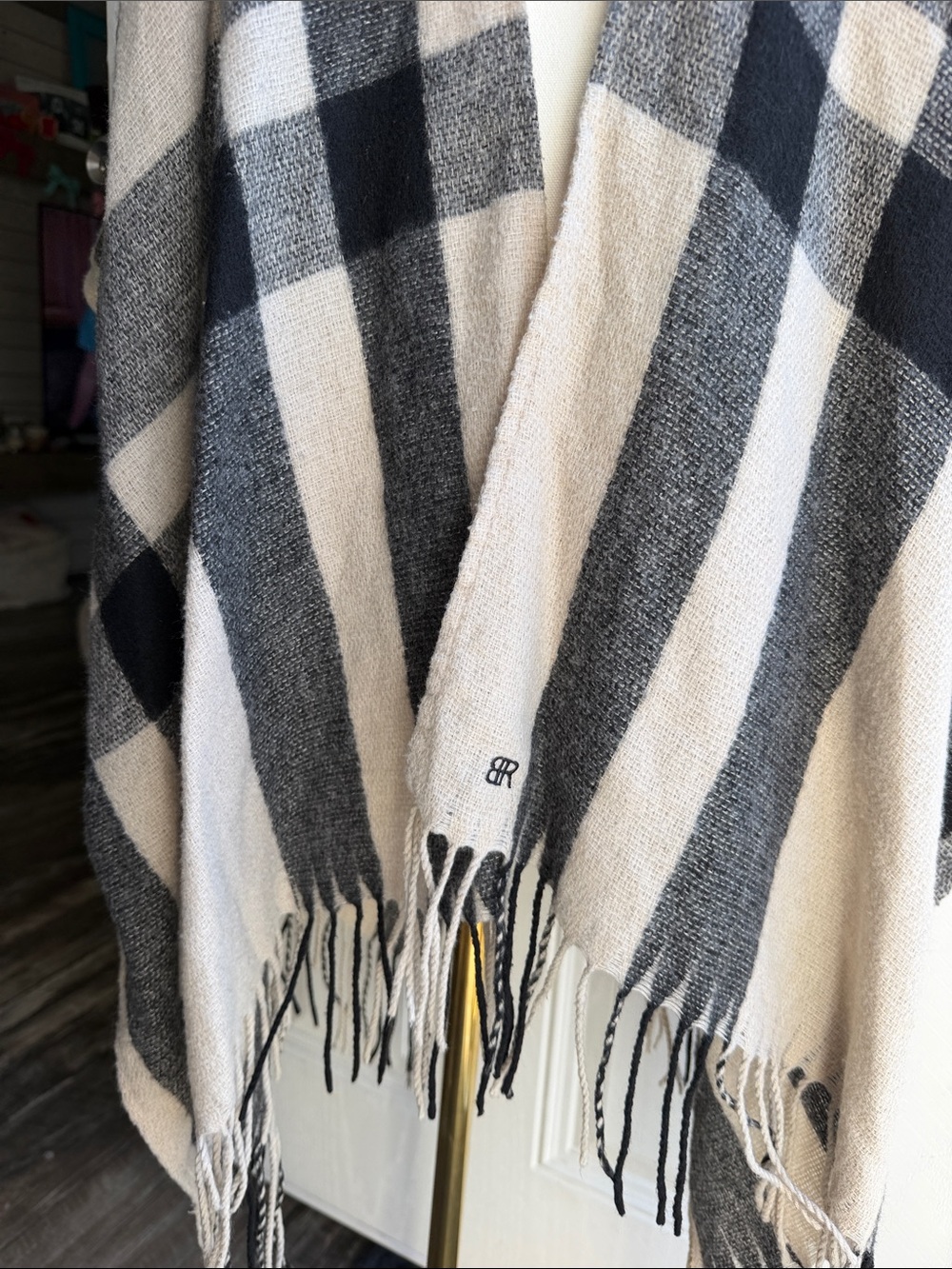 Banana Republic Classic Flowy Beige and Black Plaid Throw Winter Boho Fall Wrap - Picture 4 of 7